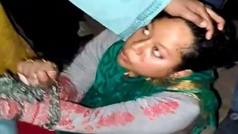 আওয়ামী লীগের নারী কর্মীকে হাত-পা বেঁধে পিটুনি, পরে নাশকতার মামলা